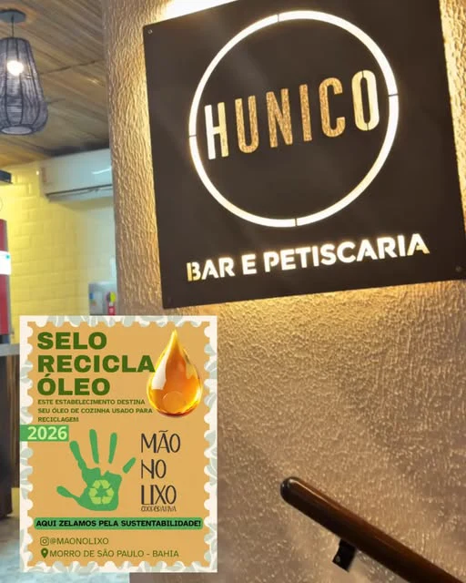 Placa do Hunico, bar e petiscaria, na parede de entrada