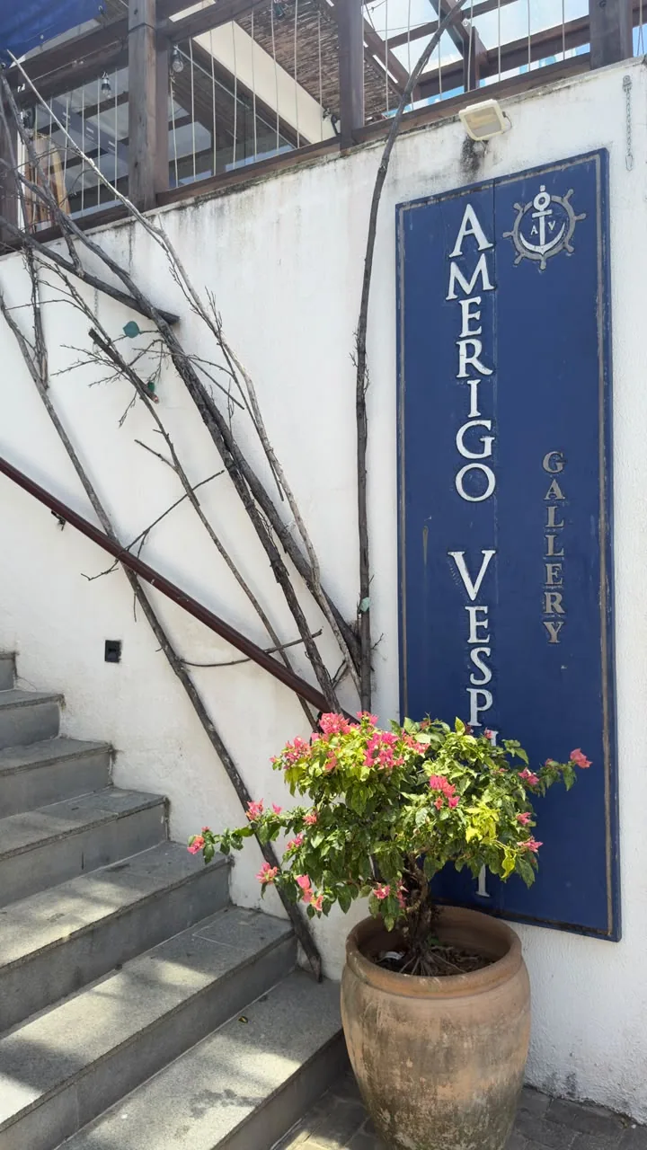 Placa Amerigo Vespucci Gallery junto à escadaria do Hunico Morro