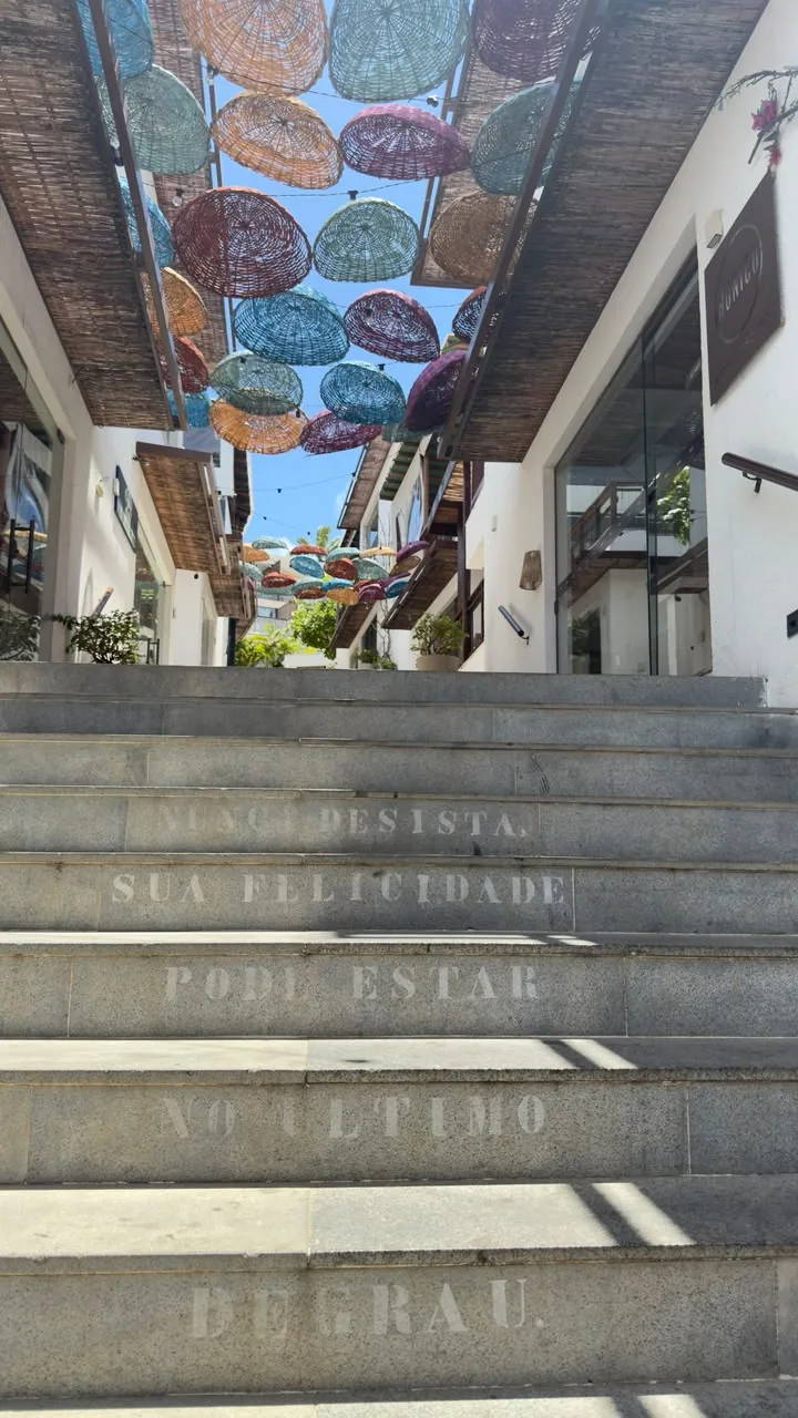 Escadaria do Hunico Morro sob a decoração de cestos coloridos