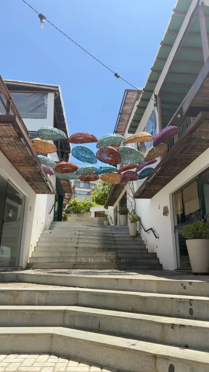 Escadaria de acesso ao Hunico Morro com cestos coloridos suspensos