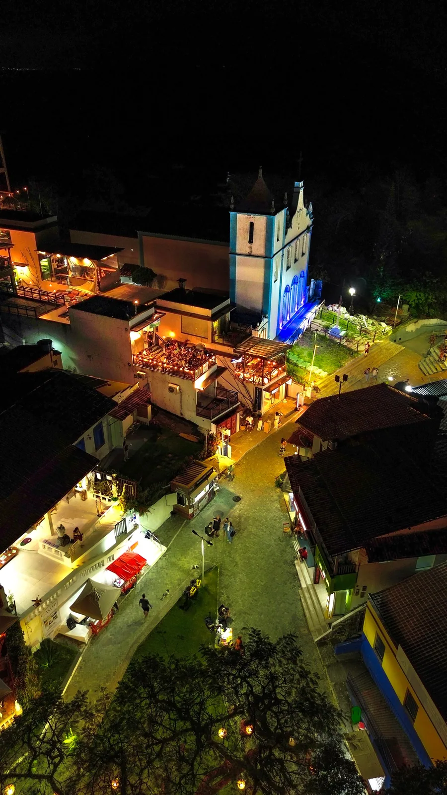 Hunico Morro ao lado da Igreja Nossa Senhora da Luz à noite