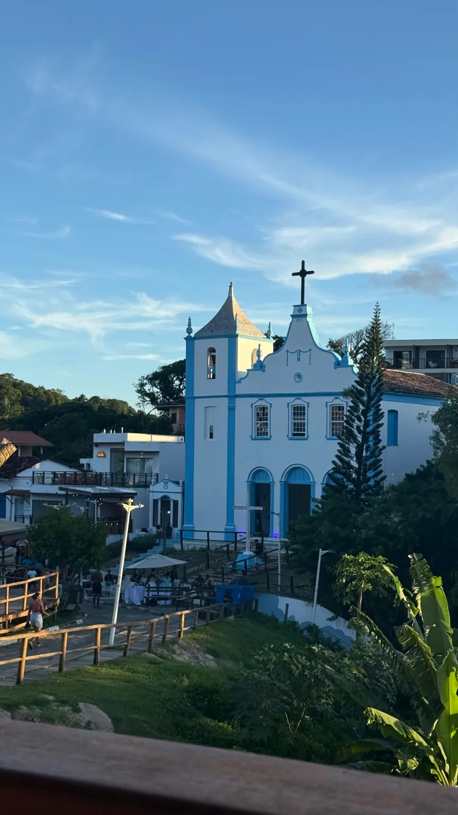 Igreja Nossa Senhora da Luz e arredores do Hunico Morro durante o dia