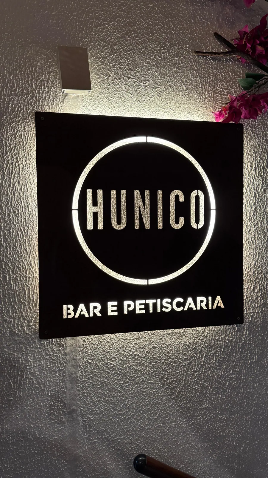 Letreiro iluminado Hunico Bar e Petiscaria