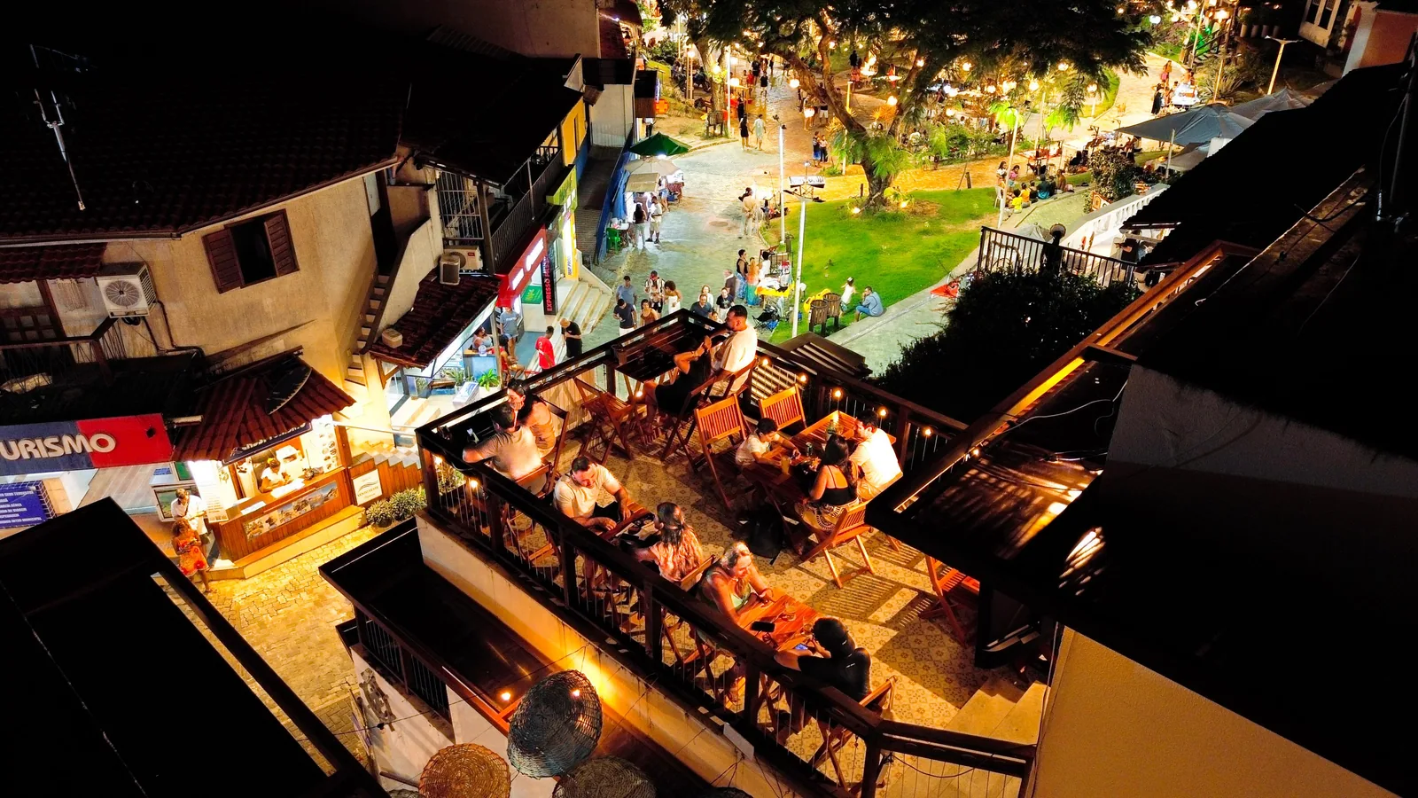 Vista panorâmica do terraço do Hunico Morro e da praça à noite