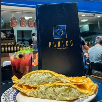 Pastel de bacalhau aberto, drink e cardápio do Hunico no Mercadão
