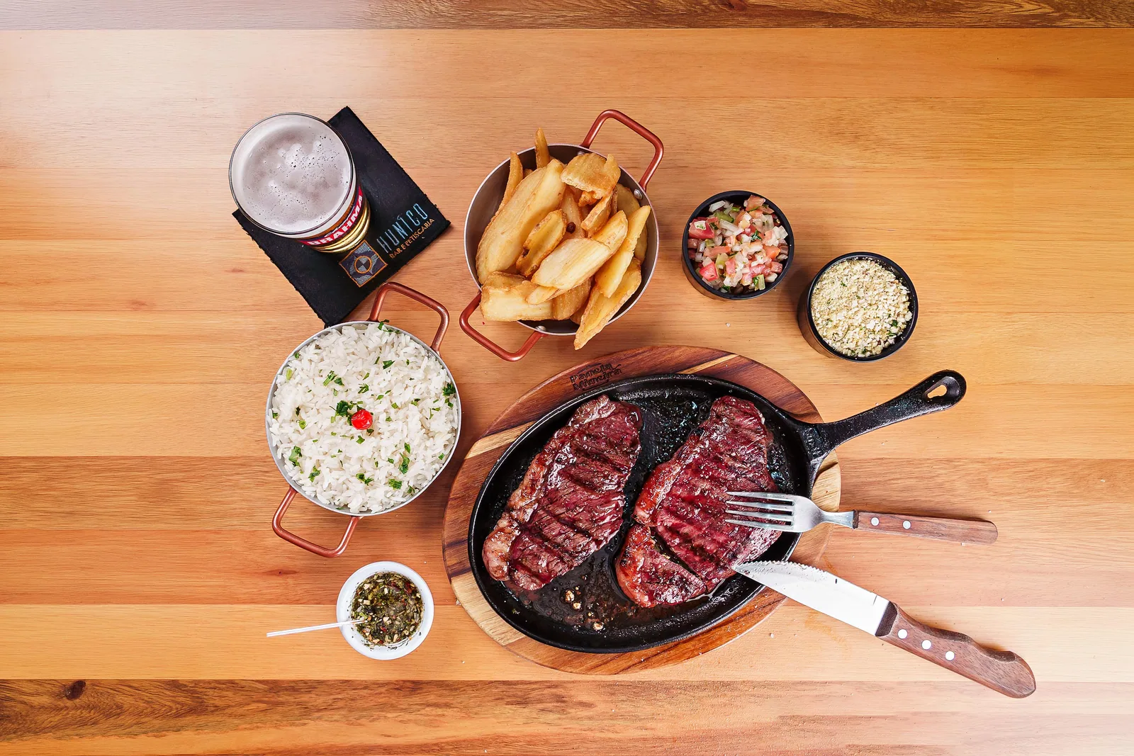 Picanha grelhada com arroz, mandioca frita, farofa, vinagrete e chopp