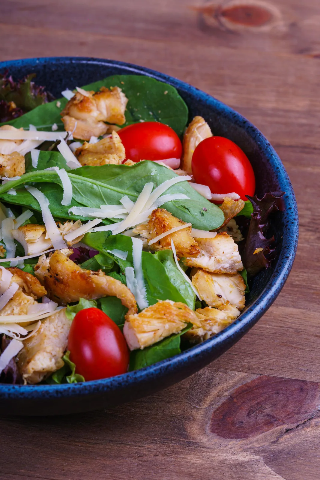 Salada de folhas com frango grelhado, tomate e queijo