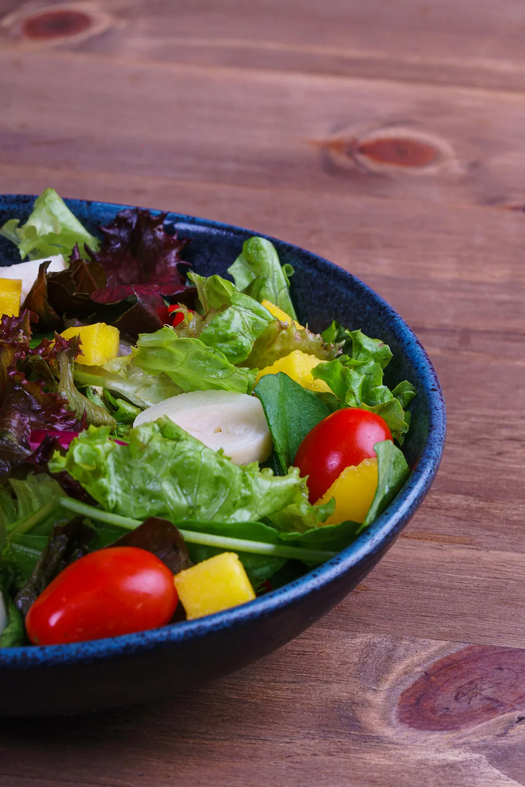 Salada tropical com folhas, palmito, manga e tomate