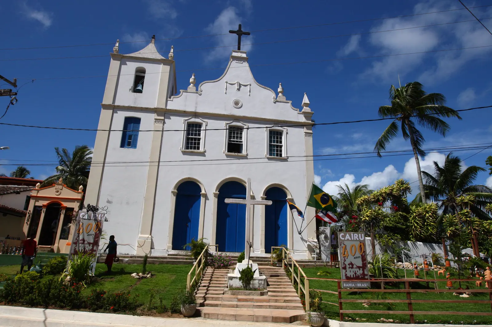 Igreja Nossa Senhora da Luz, branca com portas azuis, na praça de Morro de São Paulo
