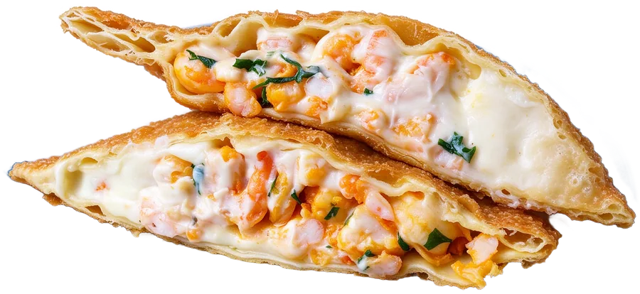 Pastel aberto ao meio, recheado de camarão com catupiry, no prato de borda azul