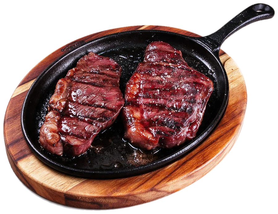 Duas peças de picanha Black Angus grelhada na chapa de ferro sobre tábua de madeira