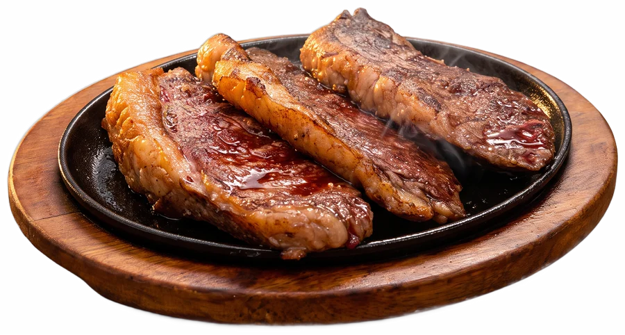 Fatias grossas de picanha Black Angus na chapa de ferro sobre base de madeira