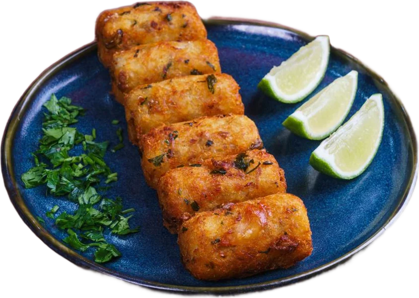 Bolinhos de bacalhau dourados no prato azul, com salsinha e limão
